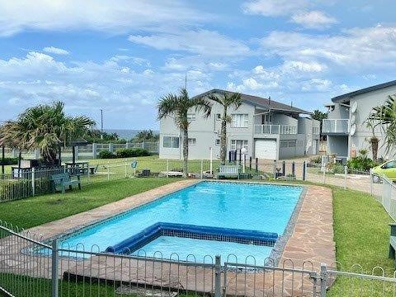 Upmarket Level Apartment On Uvongo Beach - Photo 5