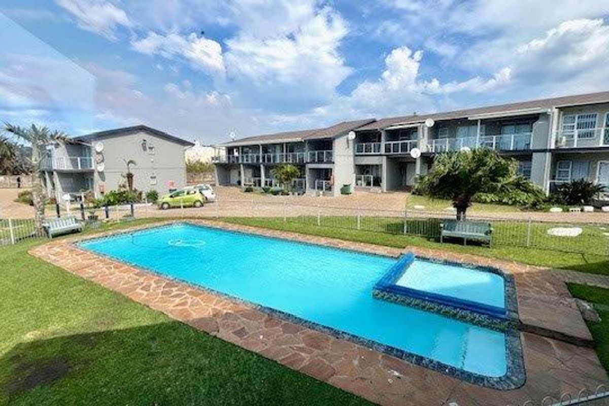 Upmarket Level Apartment On Uvongo Beach - Photo 4