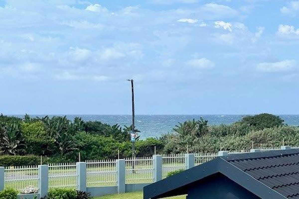 Upmarket Level Apartment On Uvongo Beach - Photo 3