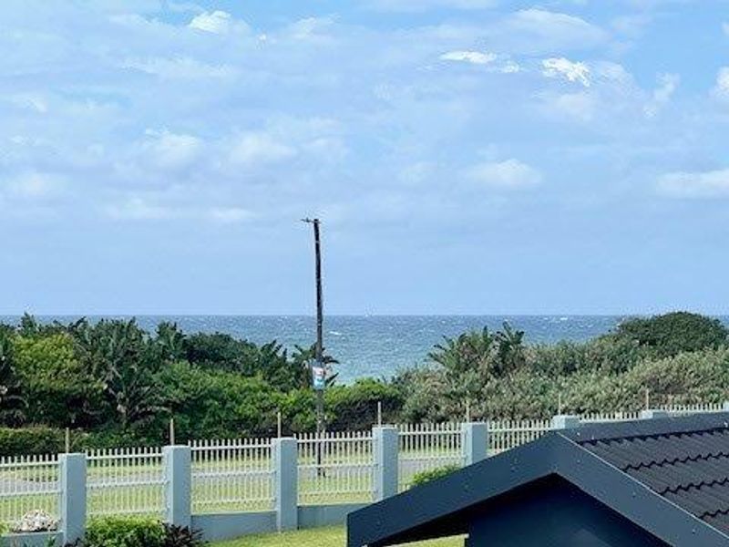 Upmarket Level Apartment On Uvongo Beach - Photo 3