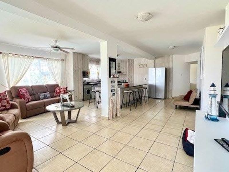 Upmarket Level Apartment On Uvongo Beach - Photo 10