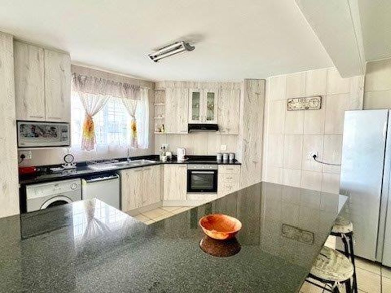 Upmarket Level Apartment On Uvongo Beach - Photo 9