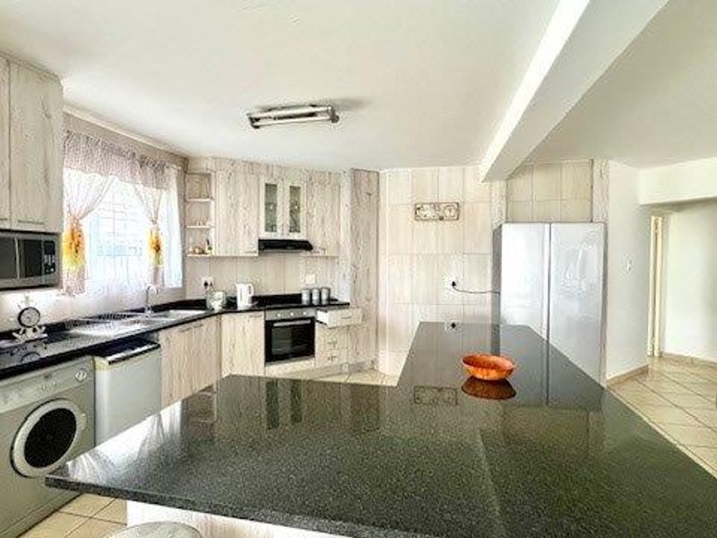 Upmarket Level Apartment On Uvongo Beach - Photo 8