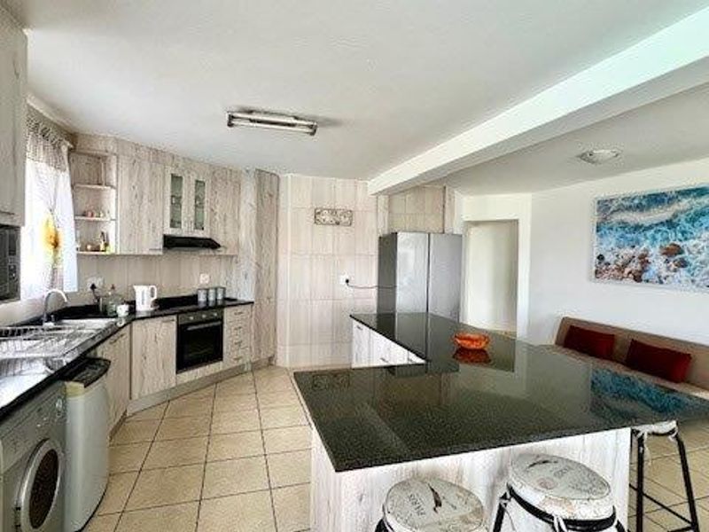 Upmarket Level Apartment On Uvongo Beach - Photo 7