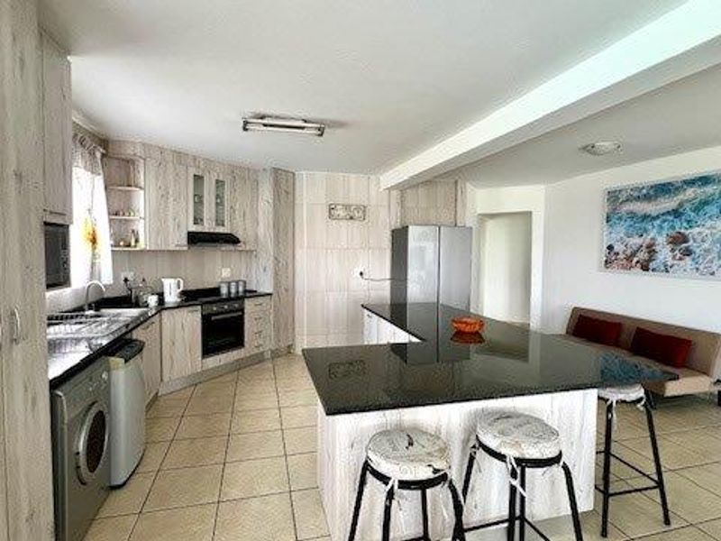 Upmarket Level Apartment On Uvongo Beach - Photo 6