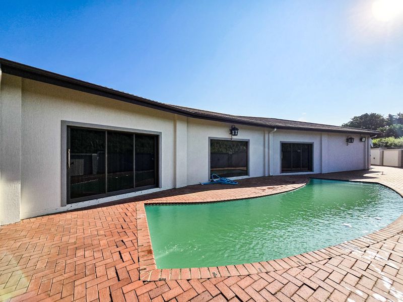 Luxurious 3-Bedroom Home In S Sought-After Secure Estate - Photo 4