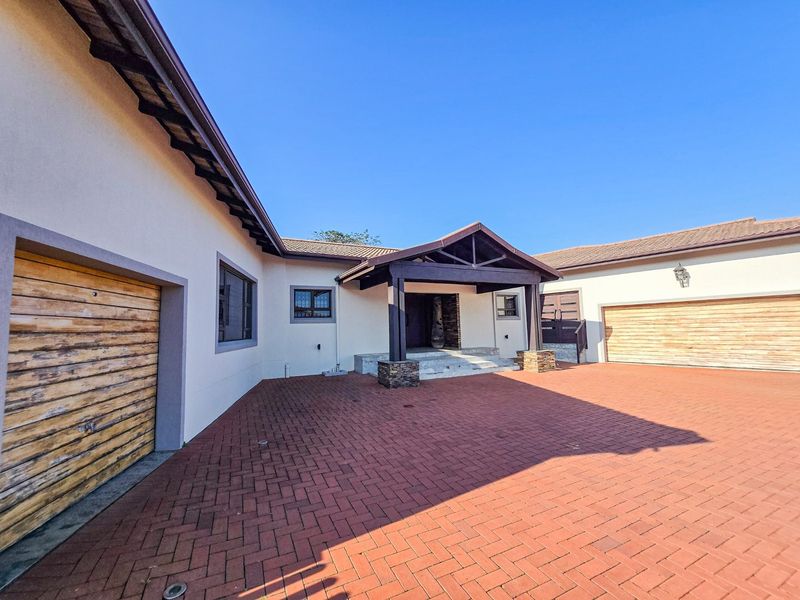 Luxurious 3-Bedroom Home In S Sought-After Secure Estate - Photo 1