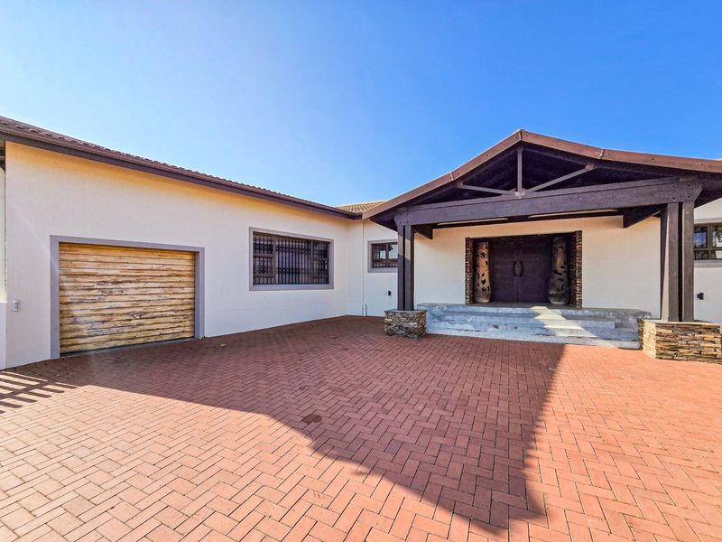 Luxurious 3-Bedroom Home In S Sought-After Secure Estate - Photo 3