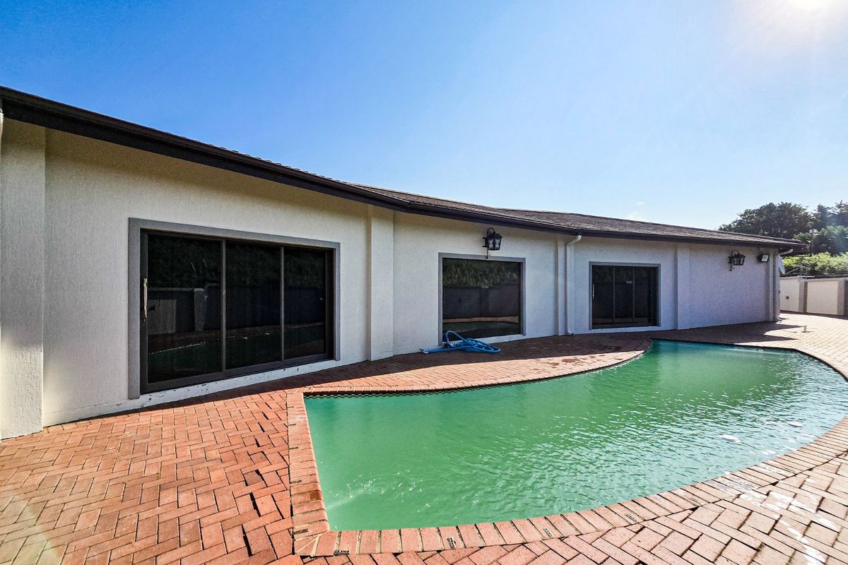 Luxurious 3-Bedroom Home In S Sought-After Secure Estate - Photo 4