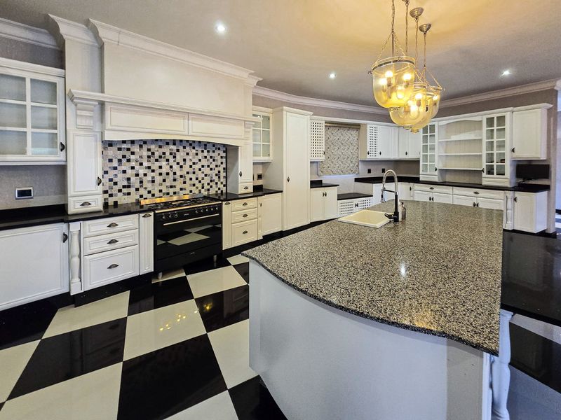 Luxurious 3-Bedroom Home In S Sought-After Secure Estate - Photo 9