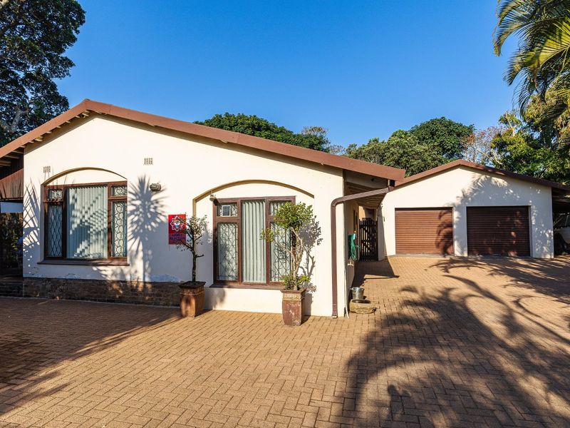 Solid 3-Bedroom Property With Flat Nestled In Umtentweni.  - Photo 1