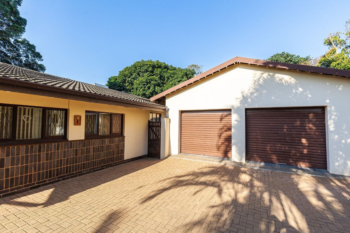 Solid 3-Bedroom Property With Flat Nestled In Umtentweni.  - Photo 2