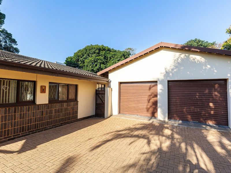Solid 3-Bedroom Property With Flat Nestled In Umtentweni.  - Photo 2