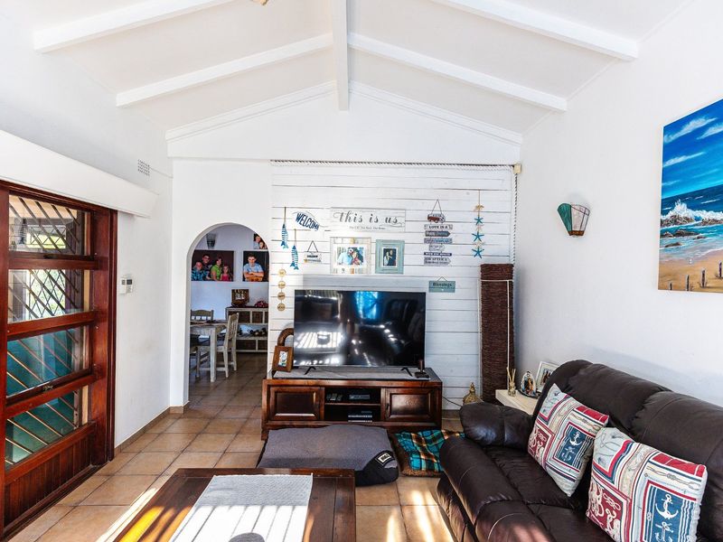 Solid 3-Bedroom Property With Flat Nestled In Umtentweni.  - Photo 10