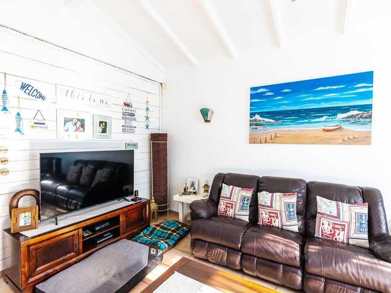 Solid 3-Bedroom Property With Flat Nestled In Umtentweni.  - Photo 9