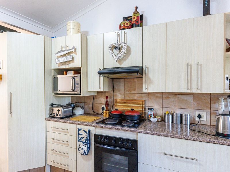 Solid 3-Bedroom Property With Flat Nestled In Umtentweni.  - Photo 6