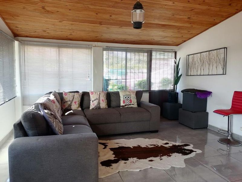 Charming Family Home - Photo 4