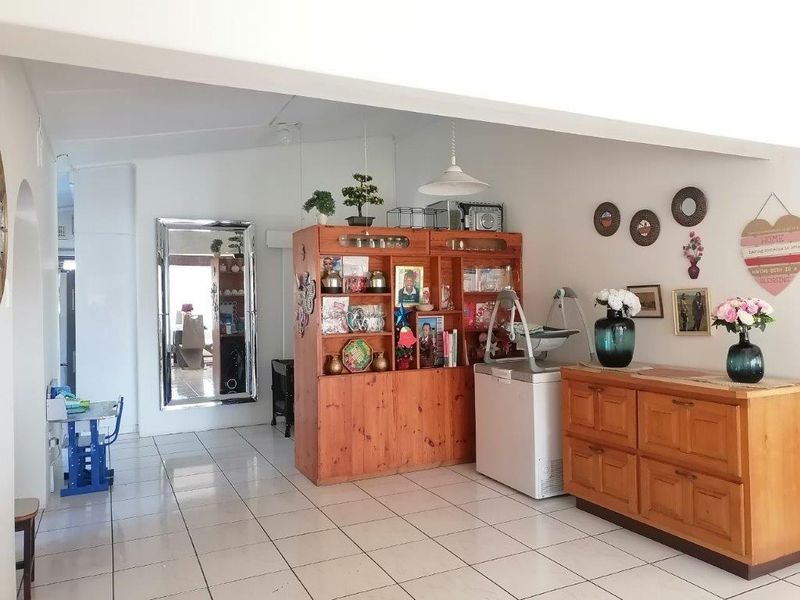 Charming Family Home - Photo 8