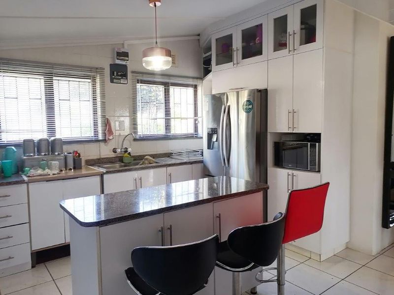 Charming Family Home - Photo 9