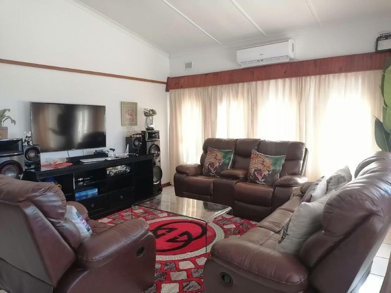 Charming Family Home - Photo 7