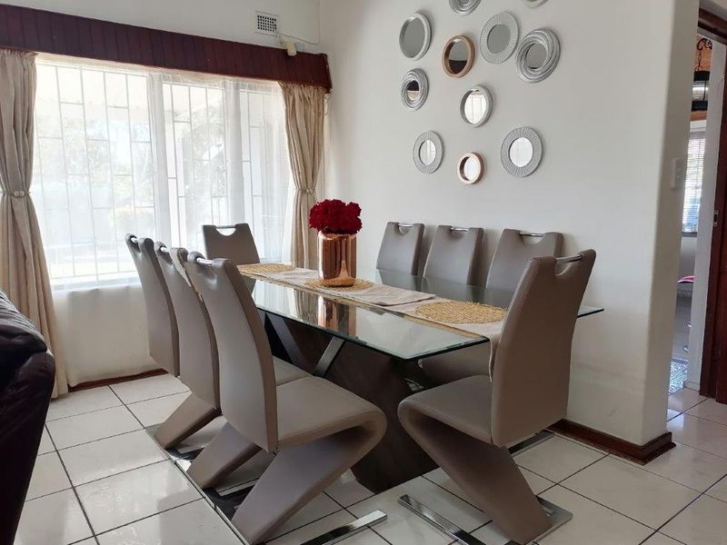 Charming Family Home - Photo 6