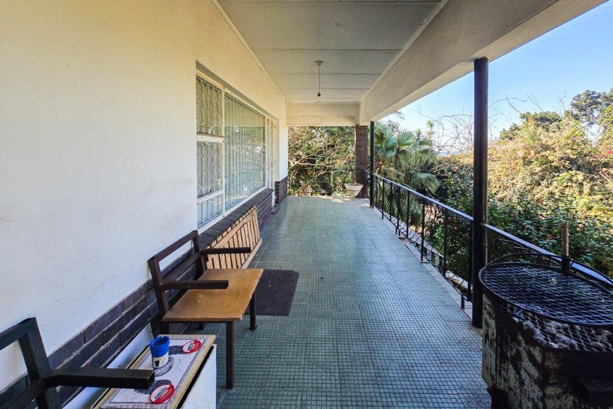 Well Priced Home With Loads Of Potential - Photo 3