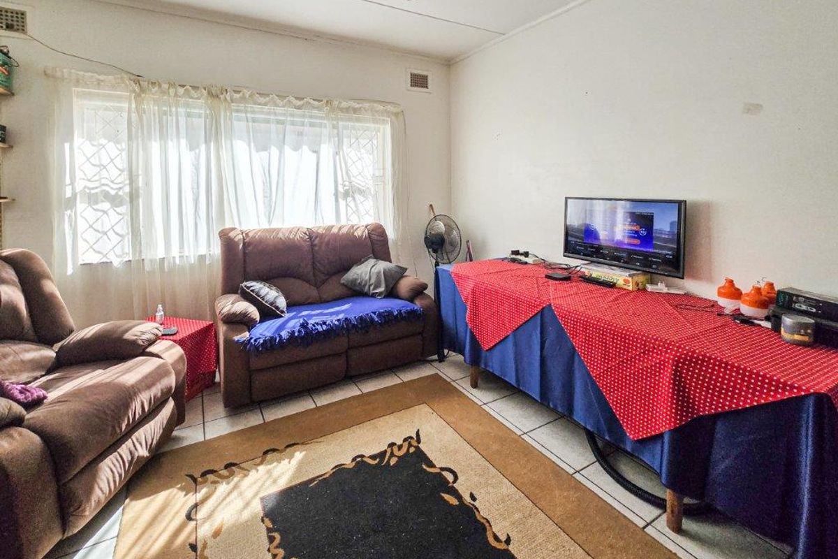 Well Priced Home With Loads Of Potential - Photo 5