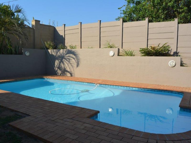 Classy Double Storey Home with Amazing Views! - Photo 2