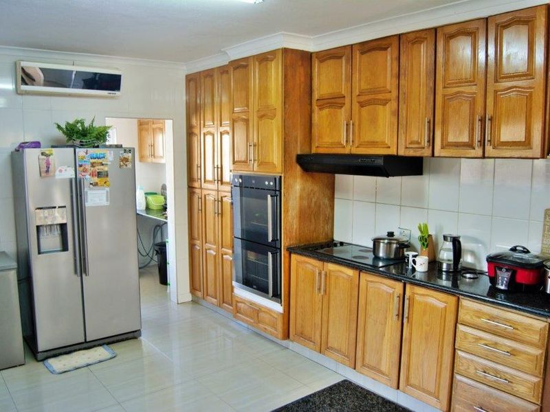 Classy Double Storey Home with Amazing Views! - Photo 10