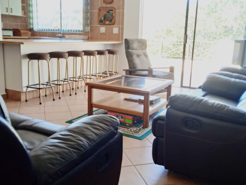 Perfectly Located, Ideal Lock Up and Go Apartment! - Photo 2