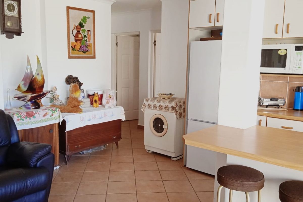 Perfectly Located, Ideal Lock Up and Go Apartment! - Photo 3