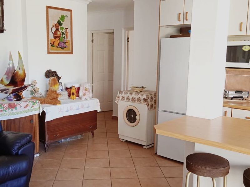 Perfectly Located, Ideal Lock Up and Go Apartment! - Photo 3