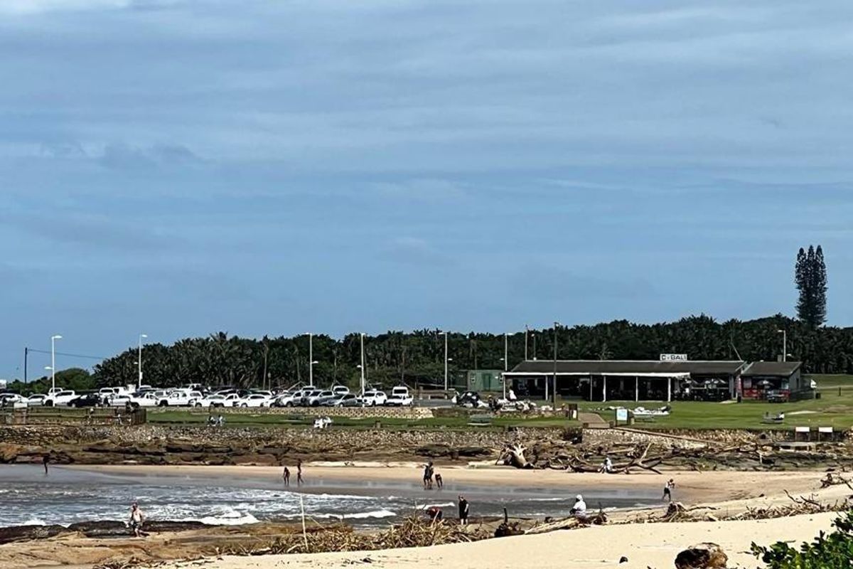 Upmarket Ground Floor Apartment On Shelly Beach - Photo 3