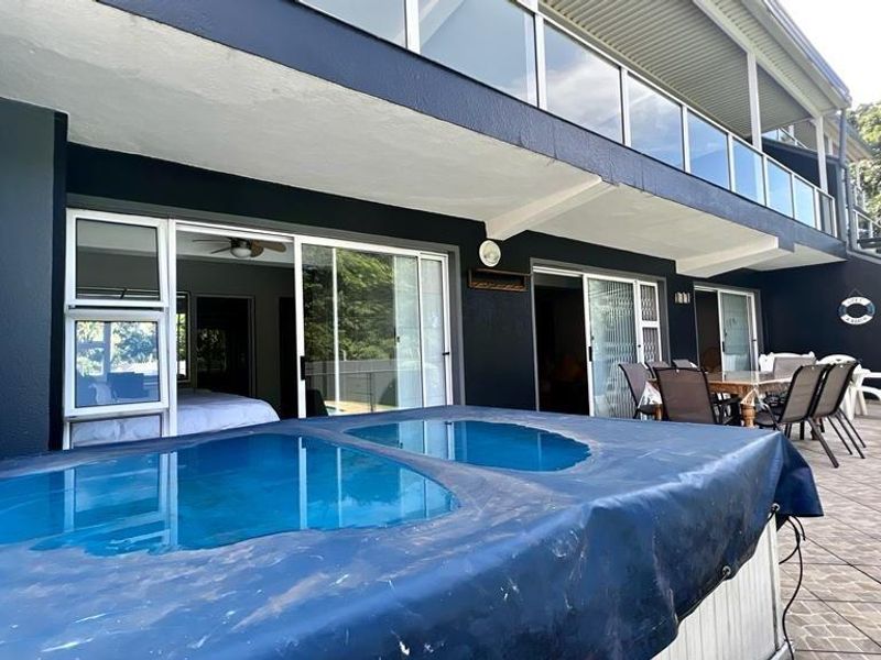 Upmarket Ground Floor Apartment On Shelly Beach - Photo 10