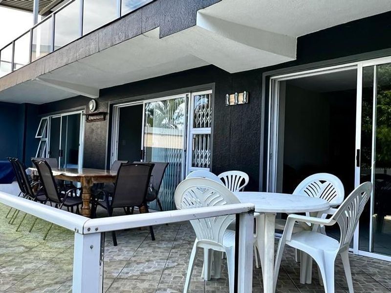 Upmarket Ground Floor Apartment On Shelly Beach - Photo 9