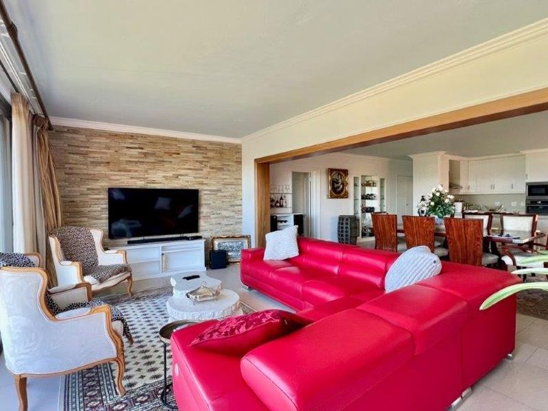 Luxurious Top Class Ground Floor Apartment On Shelly Beach - Photo 6