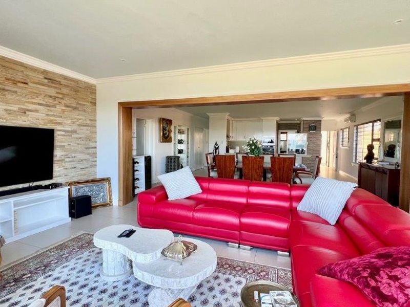 Luxurious Top Class Ground Floor Apartment On Shelly Beach - Photo 5