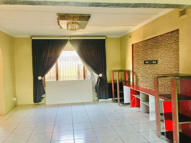 Spacious Family Home With A Granny Flat - Photo 3