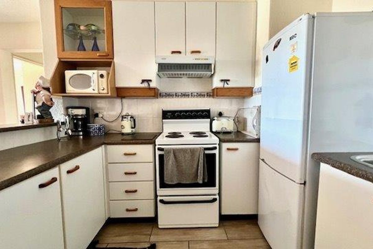 Ground Floor Beachfront 3 Bedroom Apartment On Uvongo Beach - Photo 5