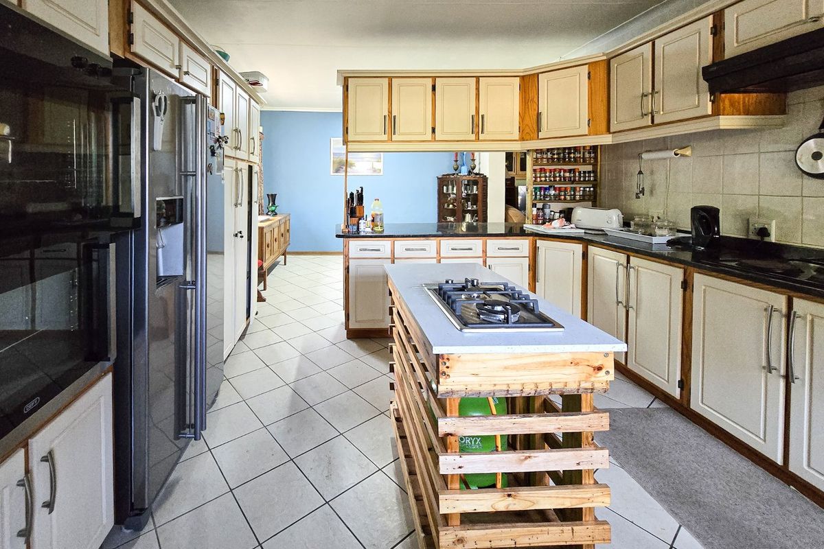 Large Solid Home In Uvongo  - Photo 5