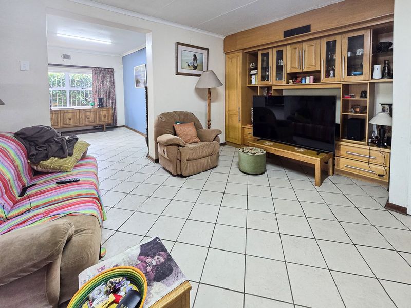 Large Solid Home In Uvongo  - Photo 9