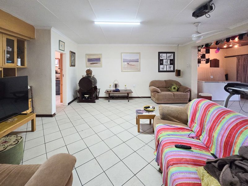 Large Solid Home In Uvongo  - Photo 8