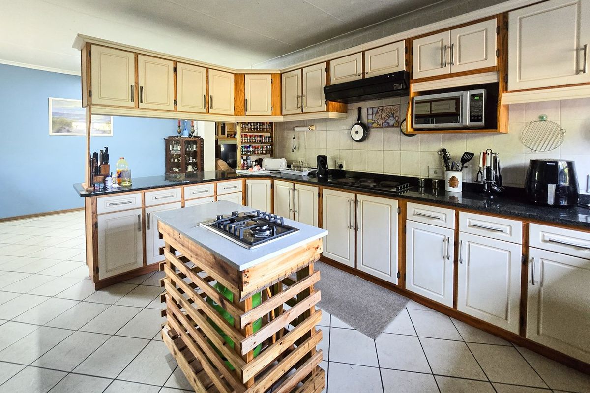 Large Solid Home In Uvongo  - Photo 4