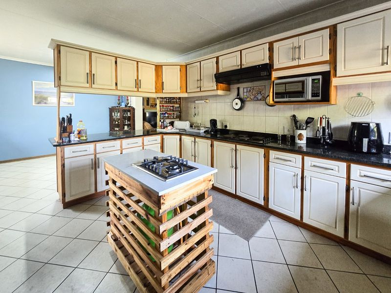 Large Solid Home In Uvongo  - Photo 4