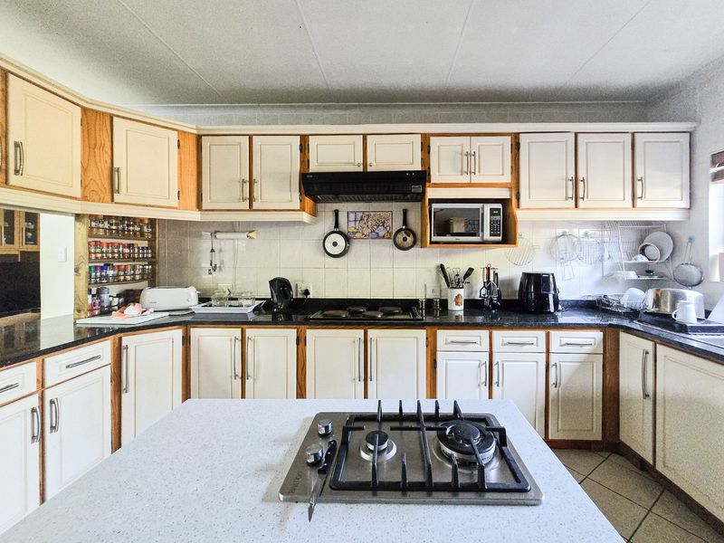 Large Solid Home In Uvongo  - Photo 6