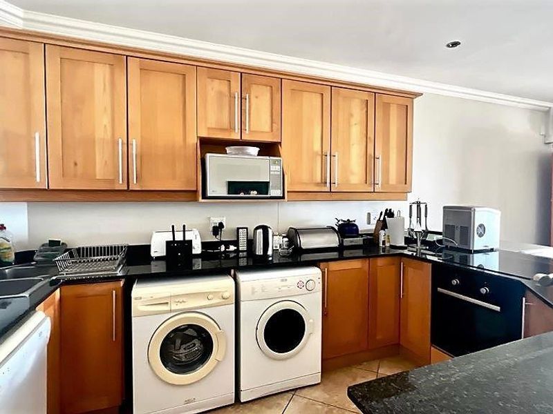 Modern Beachfront Apartment On Uvongo Beach - Photo 10