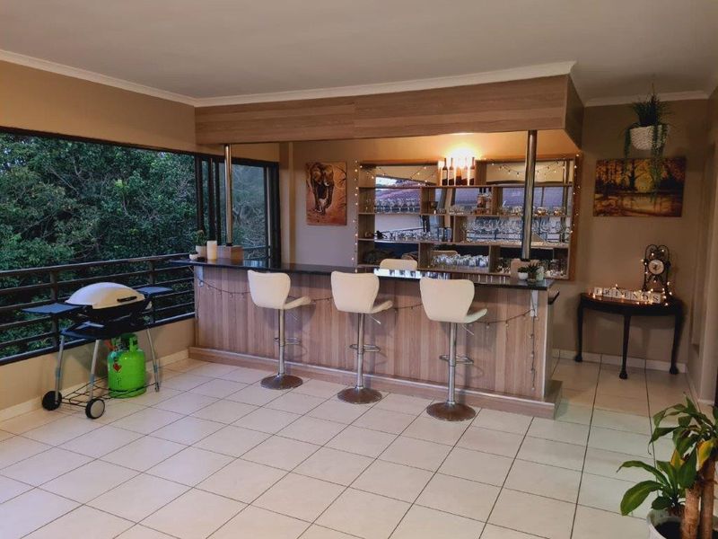 Modern 4 Bedroom Unit In A Popular Complex - Photo 8