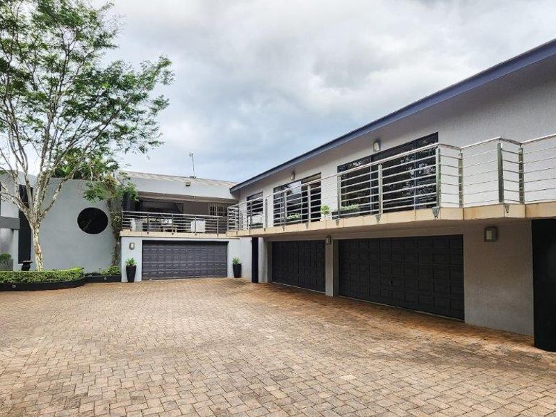 Home Of Distinction At An Exclusive Address - Photo 3