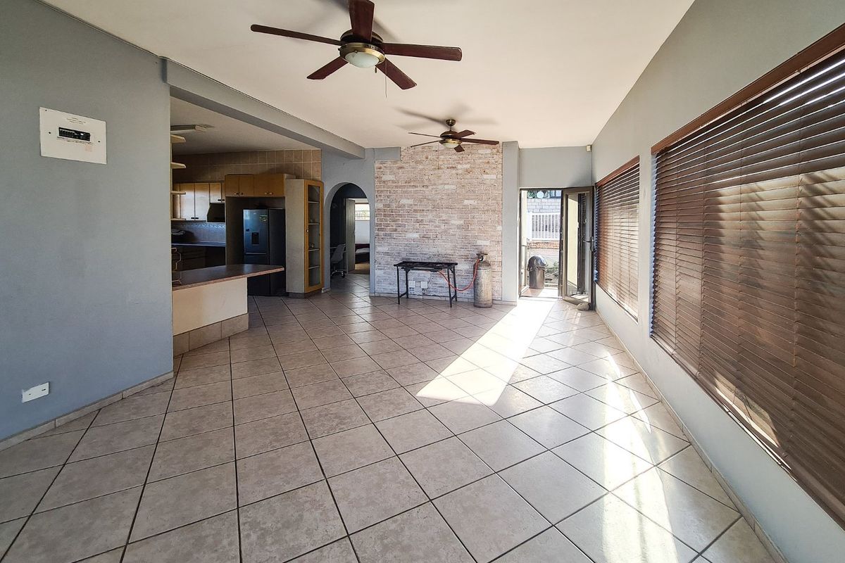 Spacious Unit Close To The Beach - Photo 5