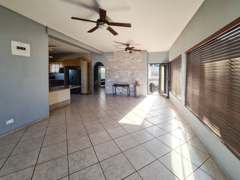 Spacious Unit Close To The Beach - Photo 5